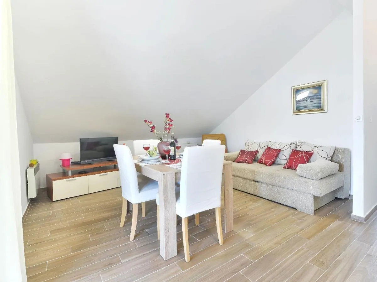 Apartment Valentina-1 Pridraga
